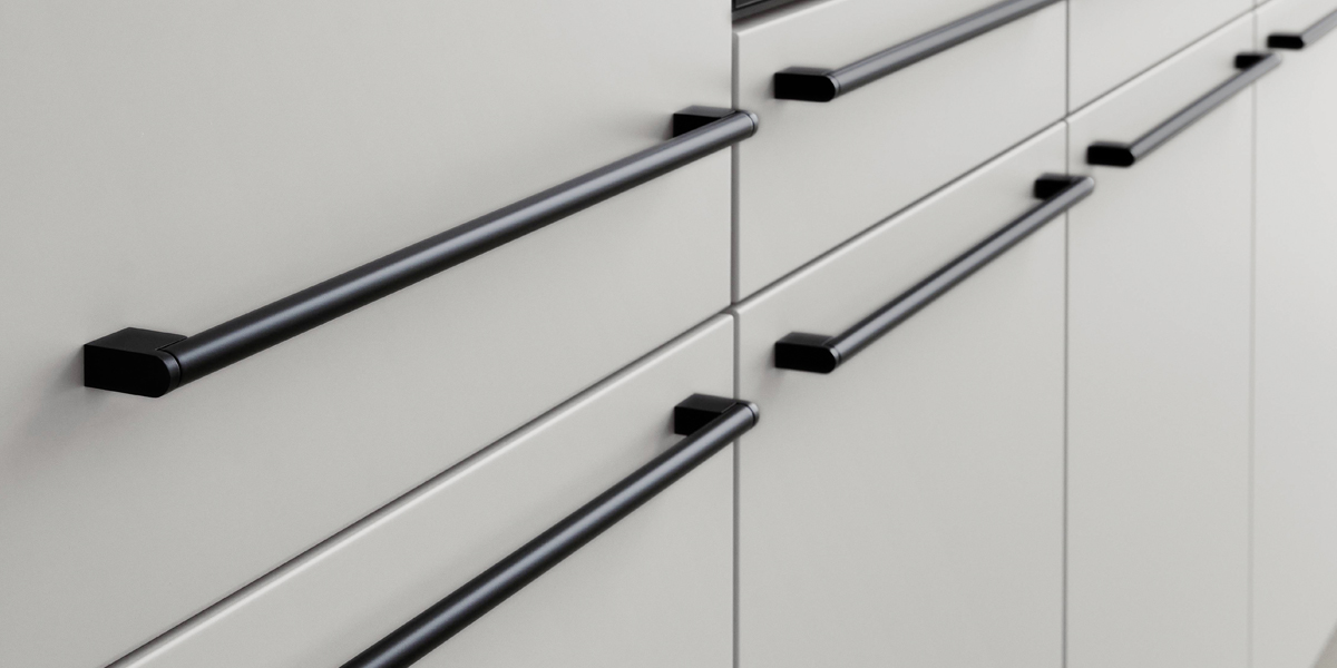 Küchengriffe gehören neben den Fronten und der Arbeitsplatte zu den wichtigsten Gestaltungsmitteln einer Küche. Bei uns finden Sie eine große Auswahl an Farben, Formen und Materialien, kommen Sie vorbei uns lassen Sie sich von unseren Experten beraten. Wir zeigen Ihnen, welche Möglichkeiten Sie bei der haben und wo die Unterschiede liegen.