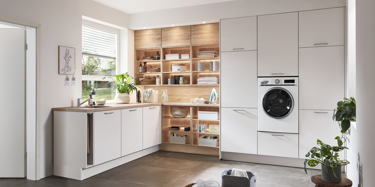 Ein clever geplanter Hauswirtschaftsraum sorgt für maximale Effizienz und Ordnung im Alltag. Durch maßgeschneiderte Lösungen hat jedes Utensil seinen festen Platz, und alles ist griffbereit organisiert. So bleibt der Raum nicht nur aufgeräumt, sondern auch funktional. Praktische Ablagen, Hängesysteme und durchdachte Stauraummöglichkeiten machen den Hauswirtschaftsraum zu einem echten Alltagshelfer.