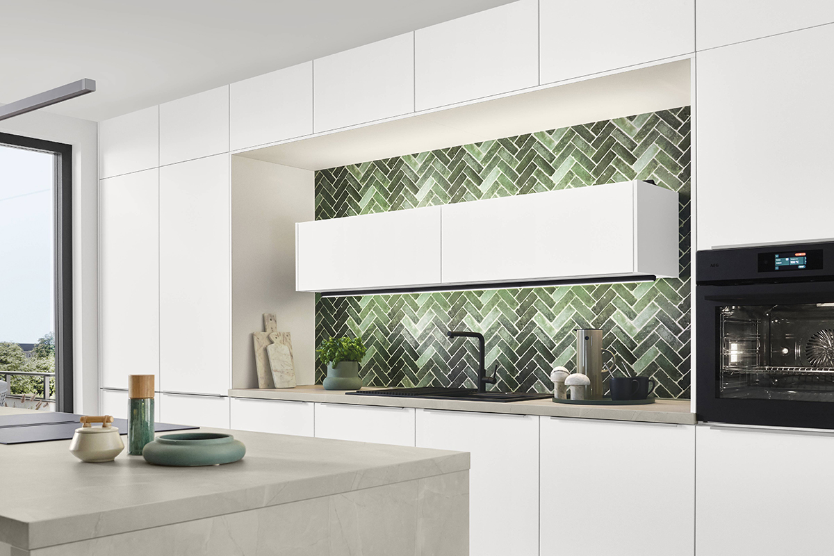 Geschmackvolle Atmosphäre! Die edle Arbeitsplatte in Nussbaumoptik setzt einen warmen Akzent zum Schiefergrau und schafft ein angenehmes Ambiente. Fur die passendeLichtstimmung sorgen die Philips Hue Einbaustrahler, die smart zwischen Arbeitslicht und Wohnlichkeit wechseln.