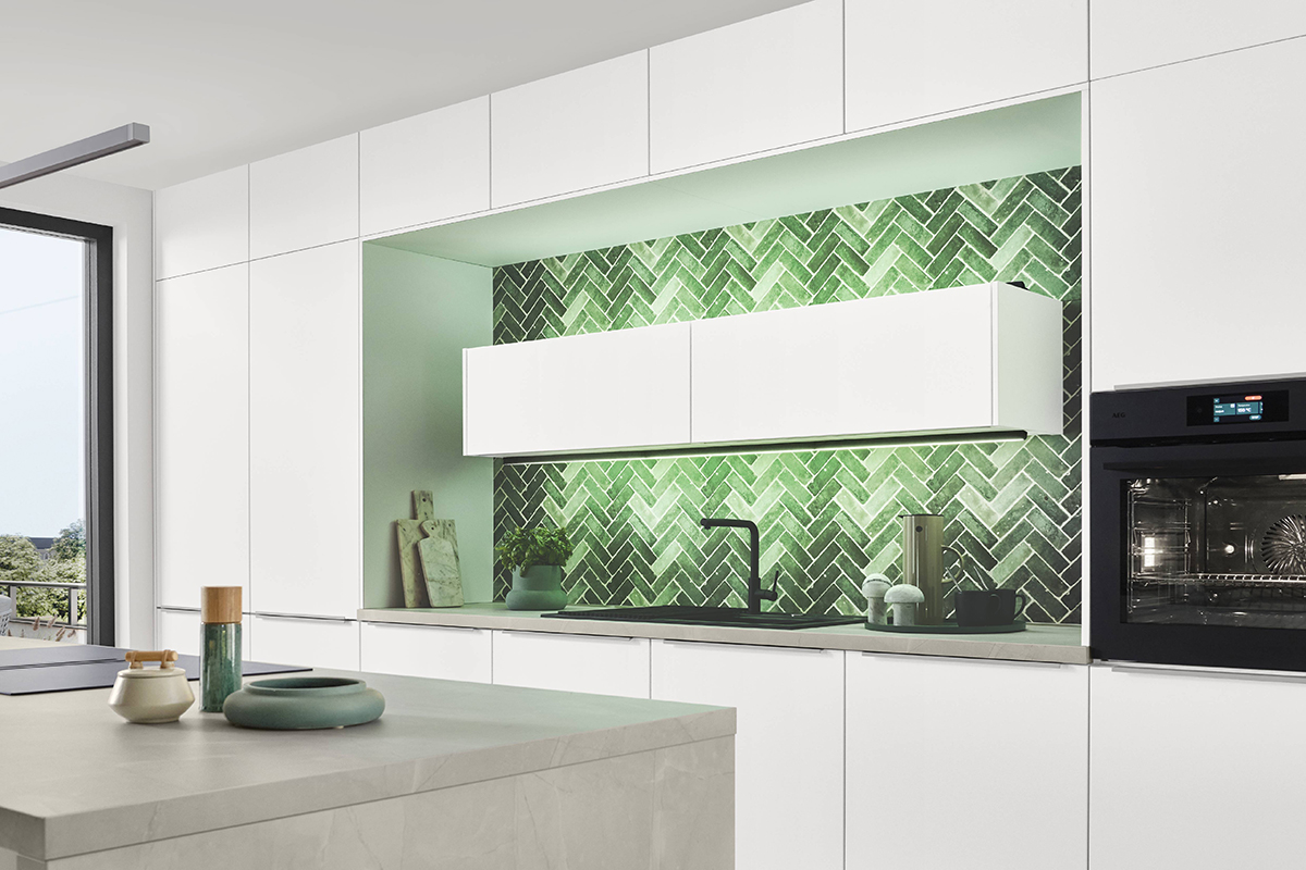 Geschmackvolle Atmosphäre! Die edle Arbeitsplatte in Nussbaumoptik setzt einen warmen Akzent zum Schiefergrau und schafft ein angenehmes Ambiente. Fur die passendeLichtstimmung sorgen die Philips Hue Einbaustrahler, die smart zwischen Arbeitslicht und Wohnlichkeit wechseln.