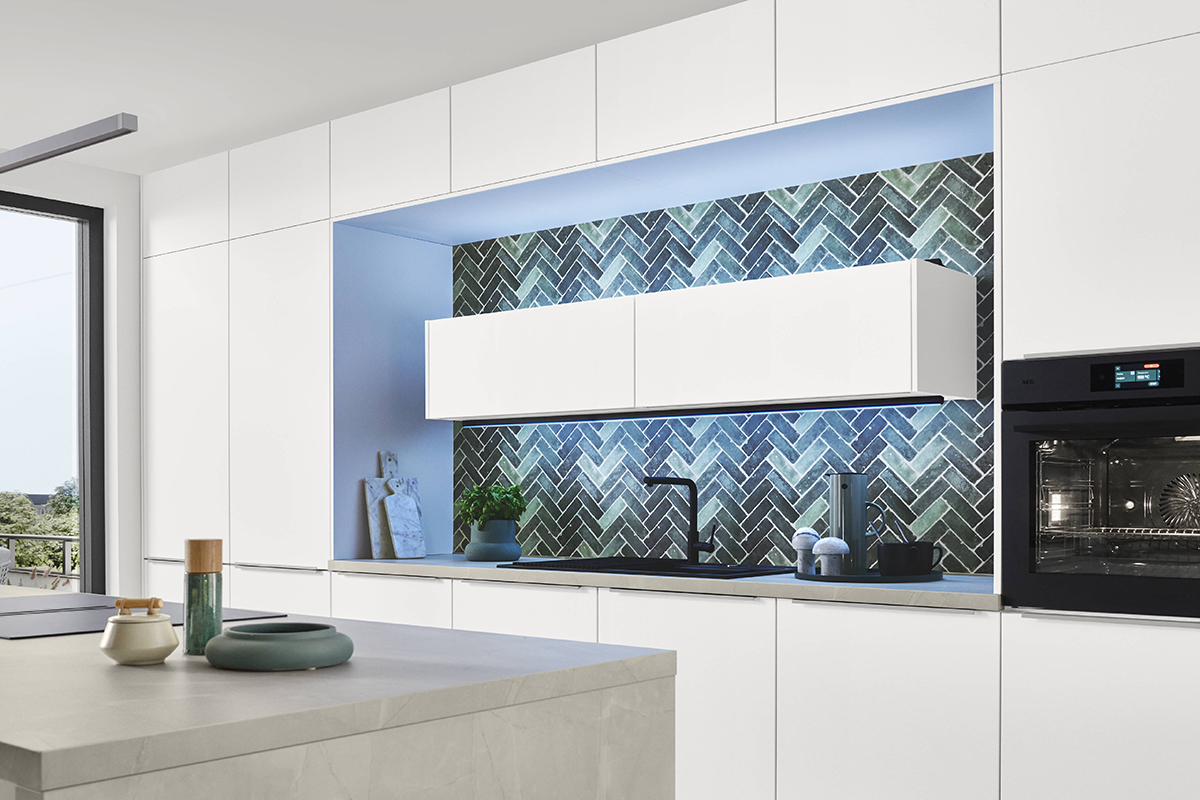 Geschmackvolle Atmosphäre! Die edle Arbeitsplatte in Nussbaumoptik setzt einen warmen Akzent zum Schiefergrau und schafft ein angenehmes Ambiente. Fur die passendeLichtstimmung sorgen die Philips Hue Einbaustrahler, die smart zwischen Arbeitslicht und Wohnlichkeit wechseln.